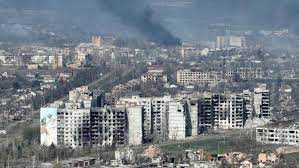 In Bakhmut, Ukrainian troops cling to western edge of a destroyed city